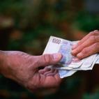 Por ejemplo, se olvidan de cuánto dinero deberían gastar. También suelen prestar menos atención a su aseo y cuidado personal. Fuente: Alzheimer's Association