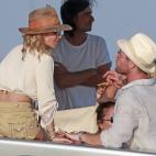 Fiestón de Elsa Pataky, Chris Hemsworth y Matt Damon en un yate en Ibiza.