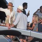 Fiestón de Elsa Pataky, Chris Hemsworth y Matt Damon en un yate en Ibiza.