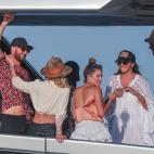 Fiestón de Elsa Pataky, Chris Hemsworth y Matt Damon en un yate en Ibiza.