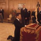 Como recuerda Reuters, a pesar de ser hijo y nieto de republicanos, "Suárez se convirtió en miembro del régimen de Franco". Durante la Dictadura, Adolfo Suárez fue viceministro del Movimiento y procurador en Cortes durante dos legislaturas...