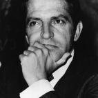 Nació en 1932 en la localidad de Cebreros (Ávila). Licenciado en Derecho por la Universidad de Salamanca, este fue su currículum antes de ser presidente: - 1958/1964.- Presta servicios en la Delegación Nacional de Provincias y luego pasa a...