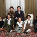 Junio de 1977: el entonces presidente del Gobierno Adolfo Suárez, junto a su esposa Amaparo Illana, y sus hijos (de izda a dcha) Javier, Marián, Sonsoles, Laura y Adolfo, en el Palacio de la Moncloa.