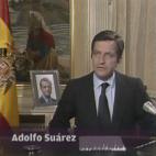 Maquillaje, retoque de corbata y acción. Sí, hay políticos que dimiten y Suárez, que se había quedado sin apoyos, lo hizo con un discurso televisado el 29 de enero de 1981, días antes del golpe del 23F. Si te fijas en la imagen aún está ...