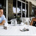 Dejó la política y pasó a dedicarse en especial de su hija Marián y a su esposa, Amparo, ambas enfermas de cáncer. Su esposa falleció en 2001 y su hija en 2004. "Para hacer frente a los gastos de las enfermedades de ambas, Suárez hipotec...