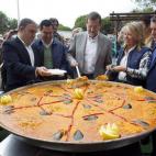 Mariano Rajoy se come una paella en Marbella (Málaga).