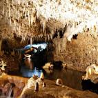 La Riviera Maya es un territorio privilegiado en cuanto a tesoros naturales y uno de ellos es el Cenote de Aktun-Chen. Se trata de un espacio natural en el que, adem&aacute;s de incre&iacute;bles r&iacute;os subterr&aacute;neos, hay ac...