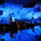 Muchos llaman a la Cueva de la Flauta de Ca&ntilde;a &quot;la Capilla Sixtina natural&quot; debido a la cantidad de colores naturales que se combinan en sus paredes y techos. Situada al sudeste de China, sus tonos p&uacute;rpuras y azu...