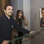 Alberto Garzón (IU) durante la pegada de carteles en Madrid.