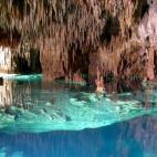 La Cueva de Harrison es una de los principales atractivos de Barbados por sus arroyos y cascadas internos. Sus estalactitas forman figuras que, iluminadas con focos, parecen esculturas en un aut&eacute;ntico museo natural. Los viajeros recomiend...