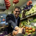 Pedro Sánchez visita un mercado en Barcelona.