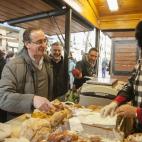 Alfonso Alonso y Javier Maroto (PP), en un mercadillo gastronómico en Vitoria.