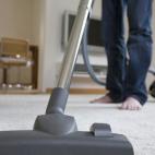 Si llevas utilizando la misma aspiradora varios años, ha llegado el momento de comprar otra. Este aparato puede devolver al aire el polvo y la suciedad que aspira, una pesadilla para los alérgicos. Jotham Hatch, director de Chem-Dry (una empr...