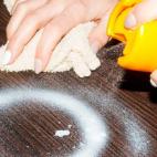 Tendemos a olvidar las esquinas polvorientas de la casa, pero en ellas puede acumularse, entre otras cosas, piel, pelo de animal y excrementos de insectos, que pueden provocar episodios de alergia. Para reducir la cantidad de alérgenos, hay q...