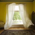 Después de un invierno muy frío, lo más probable es que nos sintamos tentados de abrir la ventana constantemente para sentir la primavera. Sin embargo, esta simple acción puede convertirse en una pesadilla hecha realidad en cuestión de segu...