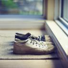 Si quieres mantener a los alérgenos a raya, no entres en casa con los zapatos puestos. Cogen todo el polvo y el polen que se encuentran y luego lo traen a casa. Si no te gusta ir descalzo por tu casa, ponte unas zapatillas y lávalas a menudo ...