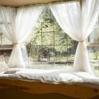 Las cortinas gruesas son como un imán para el polvo y el moho. Si las dejas recogidas o atadas para que entre la luz del sol, puede ser el inicio de una catástrofe. Es mejor cambiar las cortinas por unas con poco algodón o sintéticas y trat...