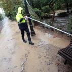 La Polic&iacute;a Local de Castell&oacute;n, cerrando parques por la lluvia.