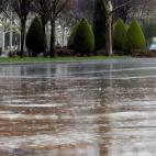 Una mujer se protege de la lluvia esta tarde en Ciudad Real.
