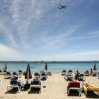 La playa que acoge las discotecas Bora Bora y Space es la más larga de la isla, uno de los centros más populares y enclave turístico conocido mundialmente. Durante el día, uno se puede relajar entre tumbonas y sombrillas o practicar varias a...