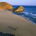 Es una de las playas más valiosas de Almería, situada en el Parque Natural de Cabo de Gata. Escenario de multitud de películas y anuncios, la playa es especial gracias a las formaciones de lava erosionada que la rodean, su arena fina y el agu...