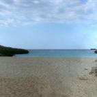Aunque cueste creerlo, aún quedan playas en España libres de la masificación turística y del movimiento veraniego al que estamos tan acostumbrados en vacaciones, especialmente en las zonas costeras. Al sur de Ciutadella, con aguas brillantes...