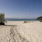 Esta playa es una de las esenciales para los viajeros con perro. La zona, poco concurrida, rodeada de naturaleza y con vistas a las islas de Ons y Sálvora en la ría de Arousa, pretende llamar la atención y atraer al viajero que no quiere sepa...
