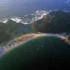 No es necesario ir hasta la Costa Azul francesa o a Barbados para disfrutar de una playa exclusiva. Las Islas Cíes, en Galicia, son paradisíacas, de agua transparente y fría, con arena fina y blanca, y con un fondo marino con uno de los ecosi...