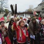 En las avenidas del municipio francés de Bourget, con sus trajes tradicionales adornados con plumas, este grupo no ha pasado desapercibido. Varios miembros de la tribu Ashaninkas, originarios del departamento peruano de Junín, han decidido pre...