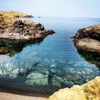 Aunque es comúnmente llamada la cala de los Enamorados, esta playa con forma de nido puede servir no solo para las parejas, sino también para los amantes de la naturaleza. Con forma de bañera, sin construcciones que la envuelvan, alberga una ...