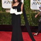 Amal Clooney, con vestido negro de Dior y guantes blancos, muestra la chapa Je suis Charlie (Yo soy Charlie) en la solapa de su bolso.