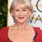 Mirren adornó el vestido de Dolce & Gabbana con una pluma en solidaridad con Francia.