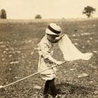 Un niño juega con un cazamariposas en Ulysses, Pennsylvania, en 1913. (Foto de Vintage Images/Getty Images)
