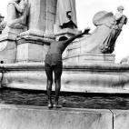 Un chico se dispone a zambullirse en una fuente en Washington DC en 1948. (Foto de Rae Russel/Getty Images)
