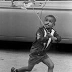 Un niño juega con su avión de juguete en Chicago, en 1965. (Foto de Robert Abbott Sengstacke/Getty Images)