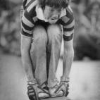 13 de septiembre de 1976: este niño saca la lengua mientras se desliza agachado en su monopatín para saltar. (Foto del Denver Post/Getty Images)