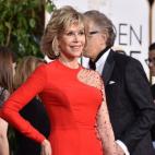 La actriz de 77 años con un Versace rojo.