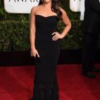 La actriz Gina Rodriguez, ganadora en la categoría de mejor comedia o musical por Jane the Virgin, con un vestido negro de Badgley Mischka y zapatos de Jimmy Choo.