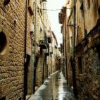 Este precioso pueblo del norte de España es una de esas joyas medievales que te transportan al pasado nada más cruzar sus puertas. Este rincón está enclavado dentro de una preciosas murallas de dos metros de altura y con cinco portones de ac...