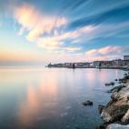 La vida de este pueblo amurallado gira alrededor de su puerto pesquero. Empinadas callecitas empedradas conducen a una fortaleza derruida. "Hay tiendas de antigüedades y restaurantes donde sirven comida marinera fantástica", comenta Serviajera...