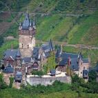 Con su castillo en lo más alto, Cochem es un precioso pueblo alemán de casas entramadas y tejados picudos. Al pasear por sus calles todavía se pueden ver restos de la muralla y otros edificios históricos que le dan ese encanto tan personal. ...