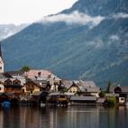Un dato curiosos de Hallstatt es que la mina de sal que le otorga su nombre (hall significa sal en céltico) es la más antigua del mundo con unos 7.000 años. No es lo único que llama la atención de este pueblo: su belleza, su plaza con facha...