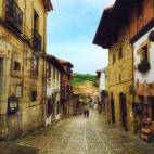 “Lo mejor es visitar el pueblo durante una fiesta medieval, donde la plaza mayor se llena de puestos y de gente vestida de época”, comenta el viajero Víctor Gómez, quien señala que vivir esta experiencia es como retroceder en el tiempo. ...