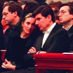 José María Aznar tuvo también sobre la mesa la dimisión de su ministro de Trabajo Manuel Pimentel, quien decidió dar ese paso tras conocer que la esposa de su director de Migraciones poseía una empresa de formación que obtuvo fondos públ...