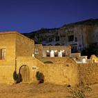 Situado en Urgup, Turquía, los acantilados de alrededor sirven para camuflar los tres edificios que componen el Serinn House.