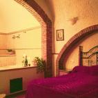 Cuenta con 23 habitaciones construidas en cuevas. Este complejo de Guadix (Granada), ha estado habitado desde el siglo XV cuando los moros se refugiaron en él.