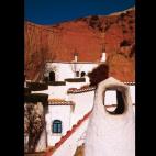 Hoy, los apartamentos cuentan con televisiones y están completamente equipados con cocinas y una piscina abierta en verano.