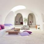 Después de instalarse en una de las habitaciones-cueva minimalistas, se puede disfrutar de una estancia en una playa privada o un baño en su inmensa piscina.