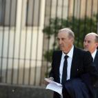 La familia abandona el cementerio de Mingorrubio tras enterrar a Franco.