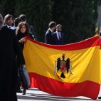 La familia abandona el cementerio de Mingorrubio tras enterrar a Franco.